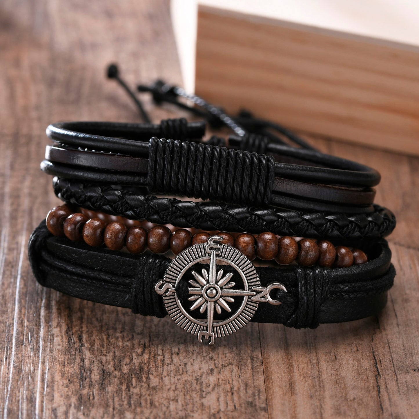 Armband Set, bestehend aus 4 verschiedenen Designs.