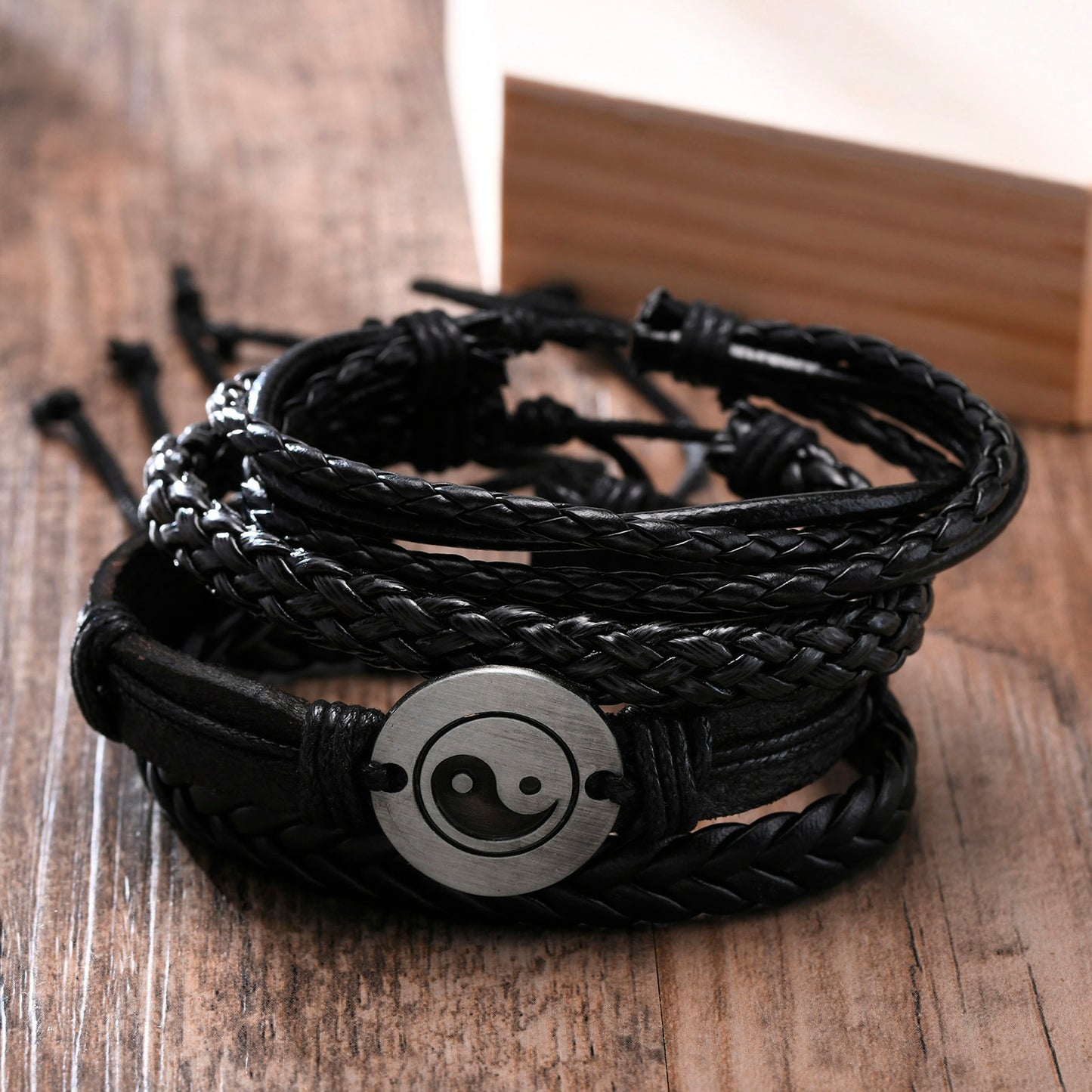 Armband Set, bestehend aus 4 verschiedenen Designs.